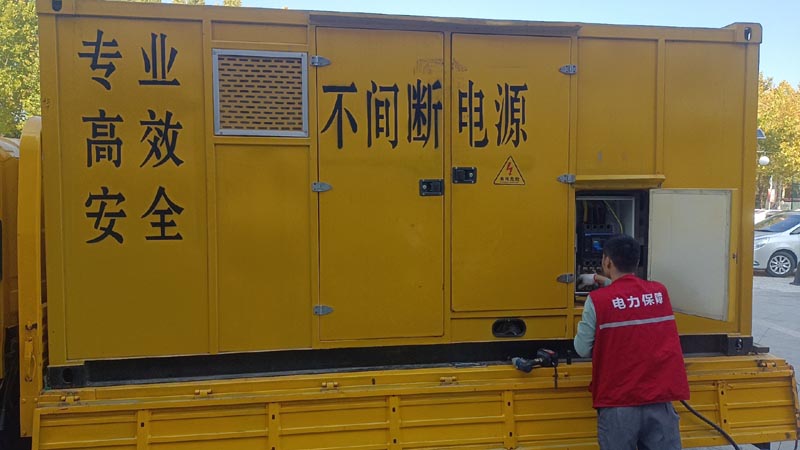 钟山柴油发电机组和UPS电源配合使用时，如何避免切换过程中的电力中断？